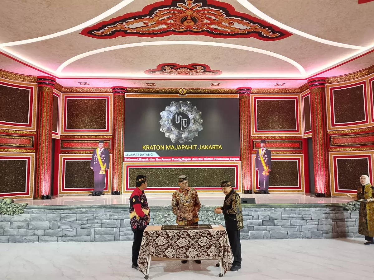 KGPH Panembahan Agung Tedjowulan menandatangani prasasti di Kraton Majapahit Jakarta. (Senayan Post)