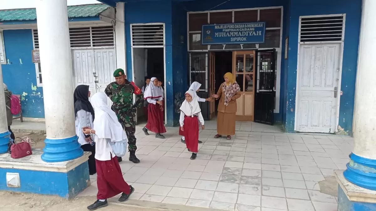 Satgas Kodim 0212/Tapanuli Selatan (TS) dan jajaran Koramil 03/Sipirok pulihkan SD dan TK di Tapanuli Selatan. (Promedia)