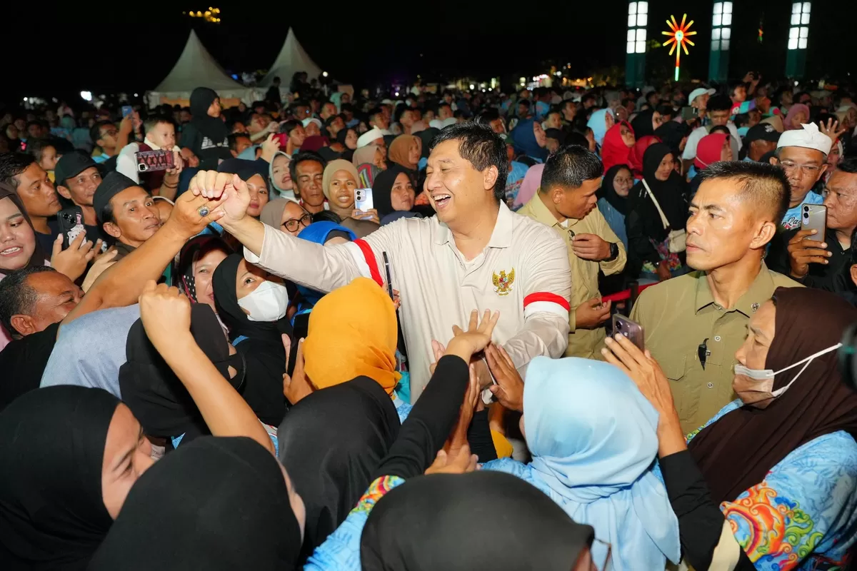 Momen Bupati Sumedang Dony Ahmad Munir bercengkrama dengan masyarakat dalam agenda deklarasi bergabung dengan Partai Gerindra. (Dok. Gerindra)