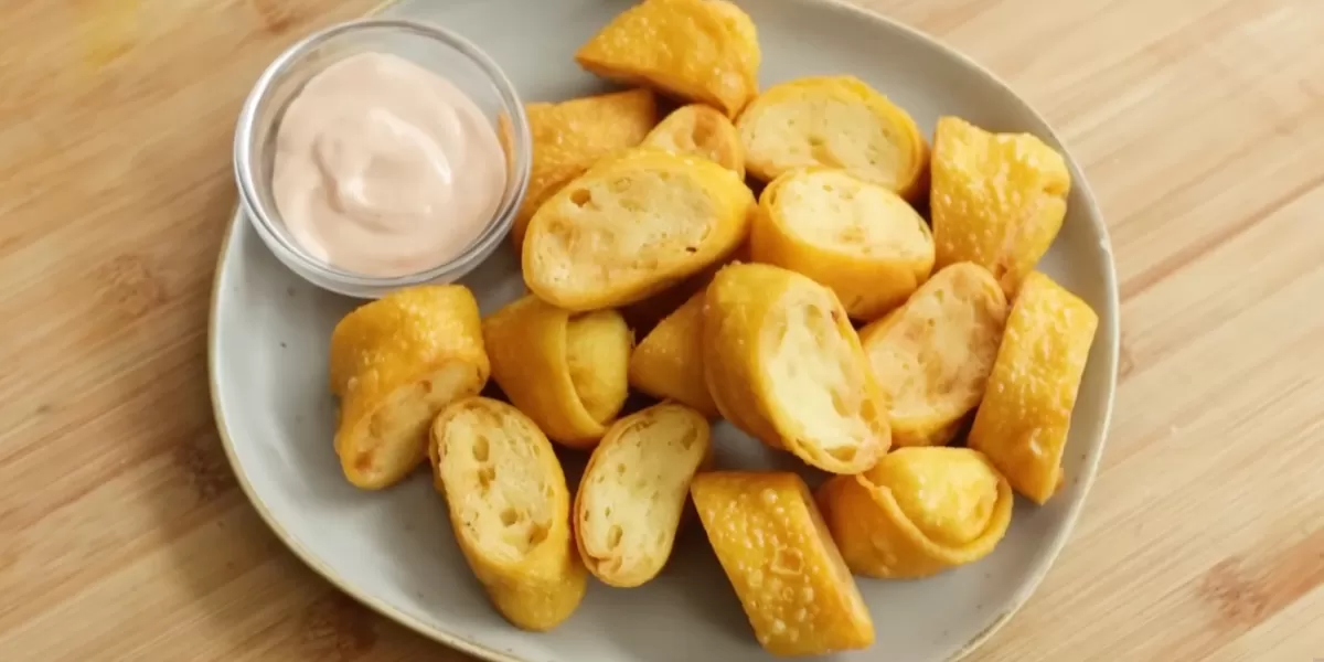Simak resep rolade tahu ala Chef Devina Hermawan yang cocok untuk menu sahur praktis hanya 15 menit penyajian. (Tangkapan layar YouTube Devina Hermawan)