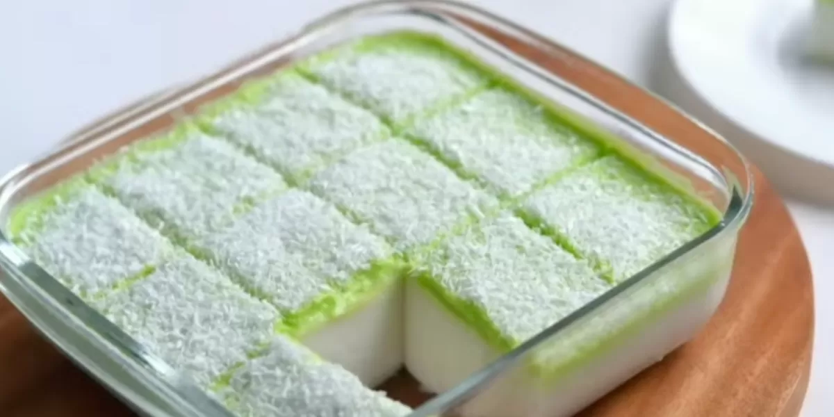 Simak resep takjil ramadan puding santan krim pandan, menu berbuka puasa yang simple dan dibuat tanpa oven. (Tangkapan layar YouTube Vinastar Channel)