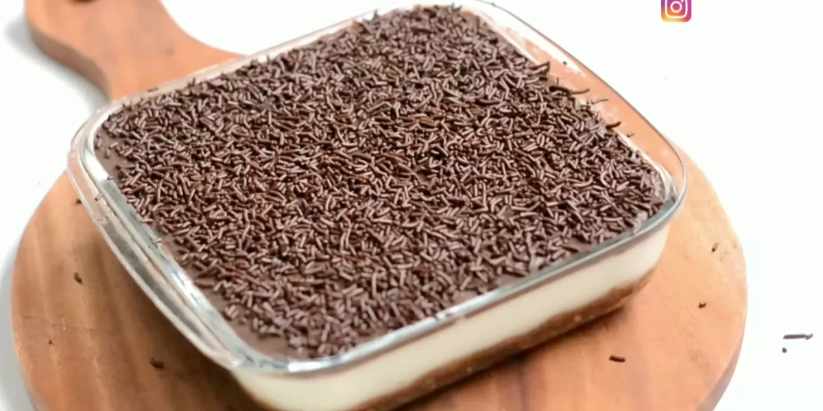 Berikut resep takjil arabian chocolate biscuit dessert yang mudah dibuat dan cocok untuk sajian berbuka puasa Ramadan. (Tangkapan layar YouTube Vinastar Channel)