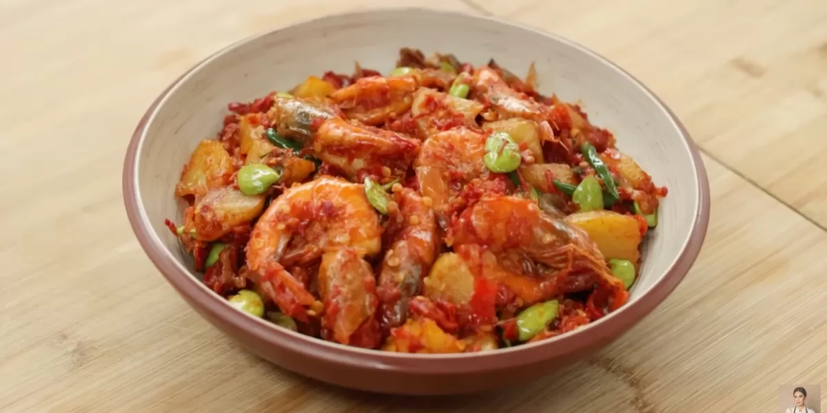 Berikut resep udang saus balado yang dibuat oleh Chef Devina Hermawan, cocok untuk menu sahur Ramadan. (Tangkap layar YouTube Devina Hermawan)