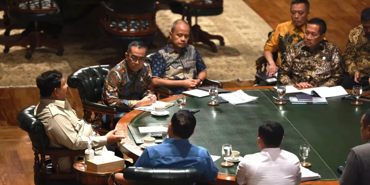 Prabowo Subianto gelar rapat terbatas bersama para menteri di kediaman pribadinya di Hambalang, Bogor. (Dok. Promedia)