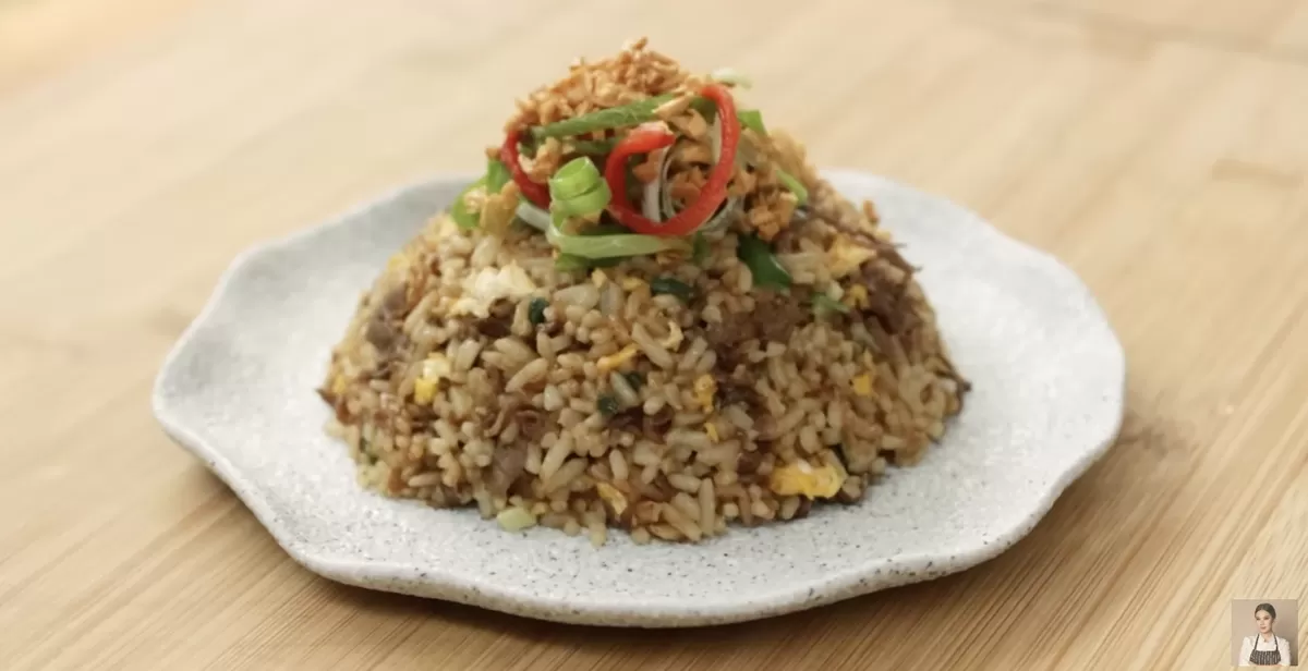 Berikut resep nasi goreng bulgogi ala Chef Devina Hermawan yang cocok jadi santapan sahur praktis di bulan Ramadan. (Tangkapan layar Youtube Devina Hermawan)