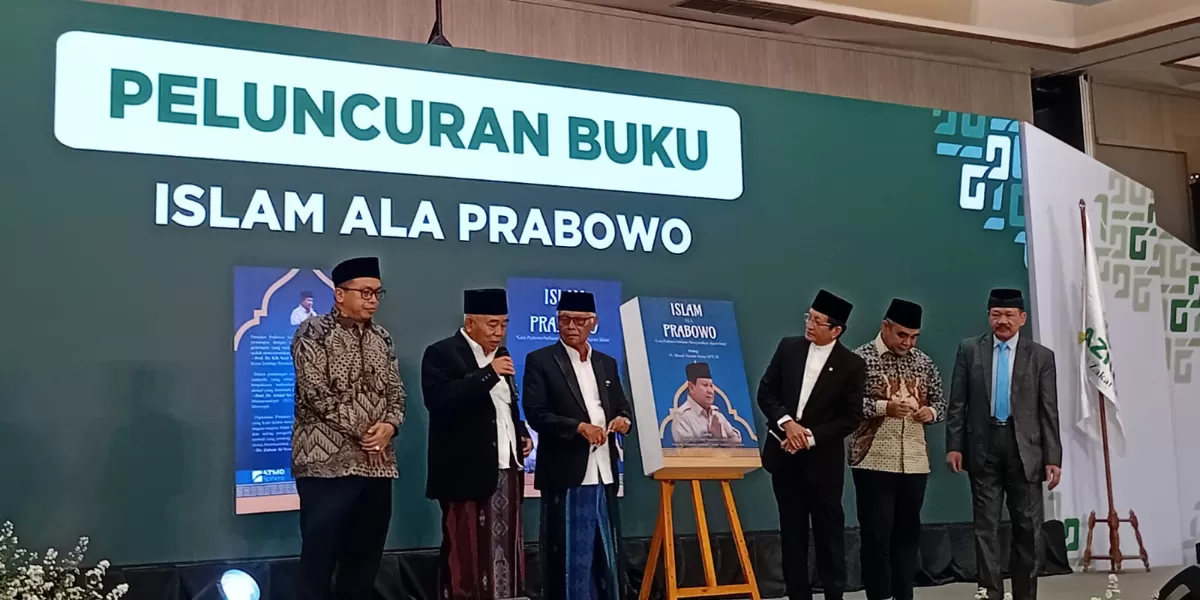 Putra Muassis NU, Prof Dr KH Asep Saifuddin Chalim, MA pimpin ribuan Nahdliyin doakan kemenangan untuk Iran lawan AS dan Israel. (Dokumentasi SenayanPost.com)