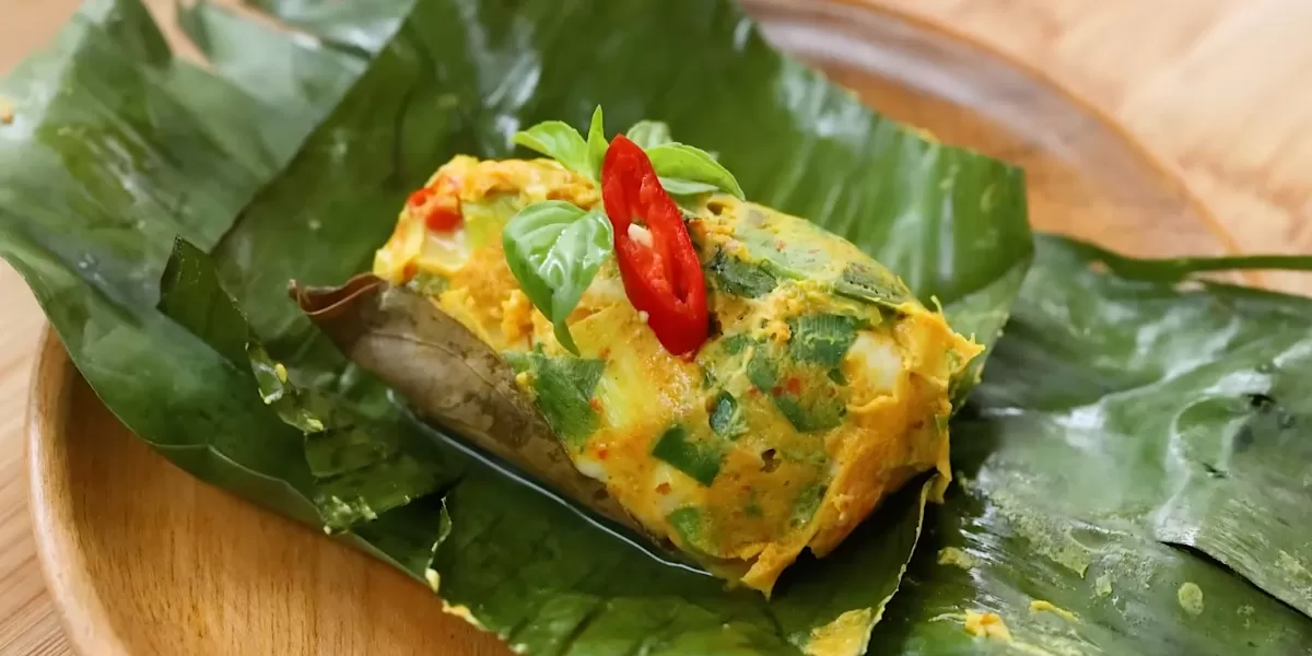 Berikut resep pepes udang ala Chef Devina Hermawan yang bisa dijadikan stok menu untuk sahur Ramadan. (Tangkapan layar Youtube Devina Hermawan)