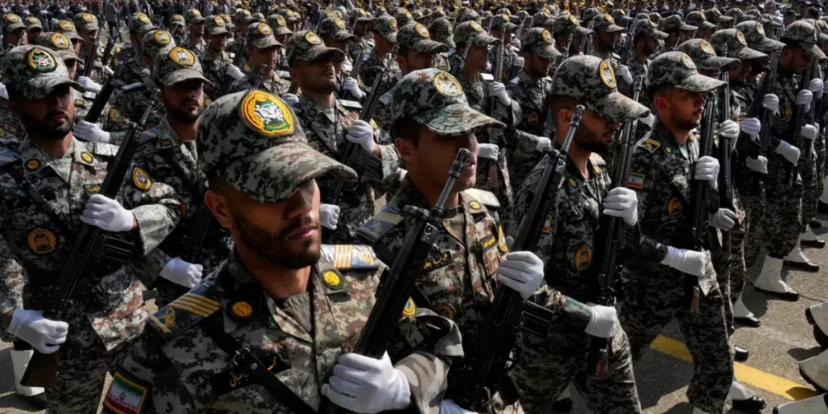 Tentara Iran dalam parade Hari Angkatan Bersenjata pada Rabu (17/4/24) (AP/Vahid Salemi)
