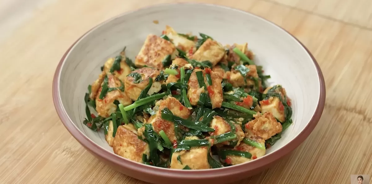 Berikut resep oseng tahu telur kucai ala Chef Devina Hermawan yang bisa dijadikan salah satu menu sahur Ramadan. (Tangkap layar YouTube Devina Hermawan)