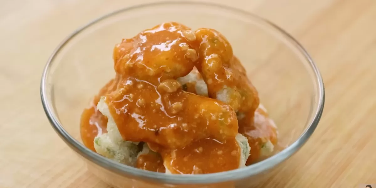 Berikut resep cireng mini ala Chef Devina Hermawan yang bisa dijadikan menu pendamping takjil puasa Ramadan. (Tangkap layar YouTube Devina Hermawan)