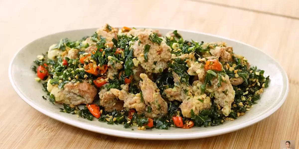 Berikut resep ayam goreng kailan krispi ala Chef Devina Hermawan yang renyah di luar dan gurih di dalam, cocok untuk menu sahur Ramadan. (Tangkap layar YouTube Devina Hermawan)
