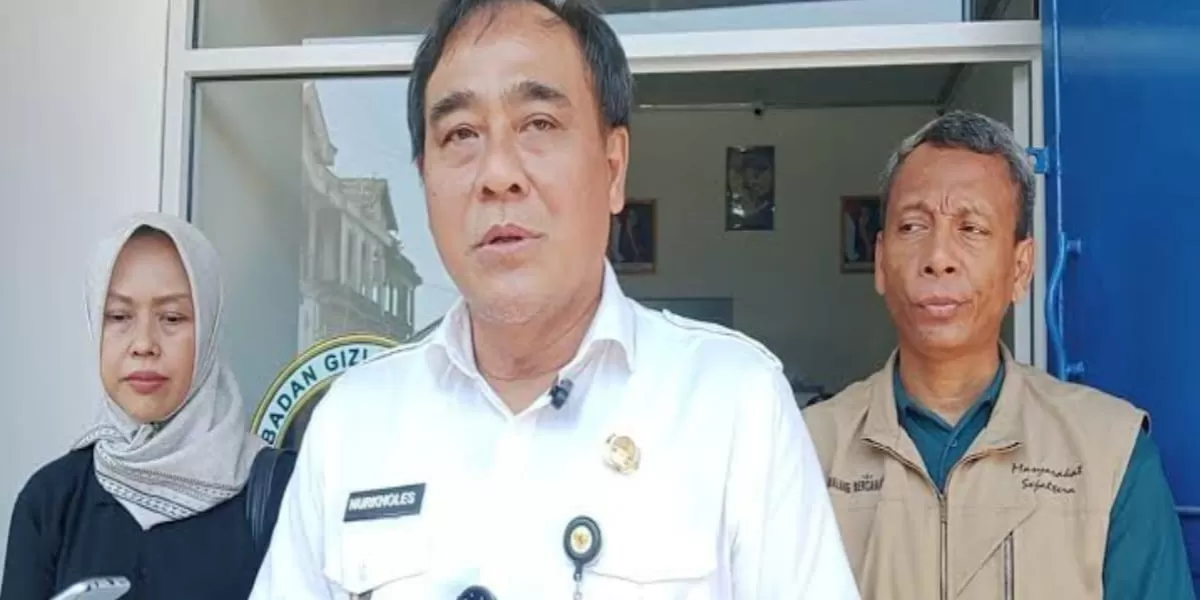 Ketua Satgas MBG Pemalang Nurkholes saat memberikan keterangan penghentian operasional SPPG Bumirejo kepada sejumlah wartawan. (ERAPOS ONLINE)