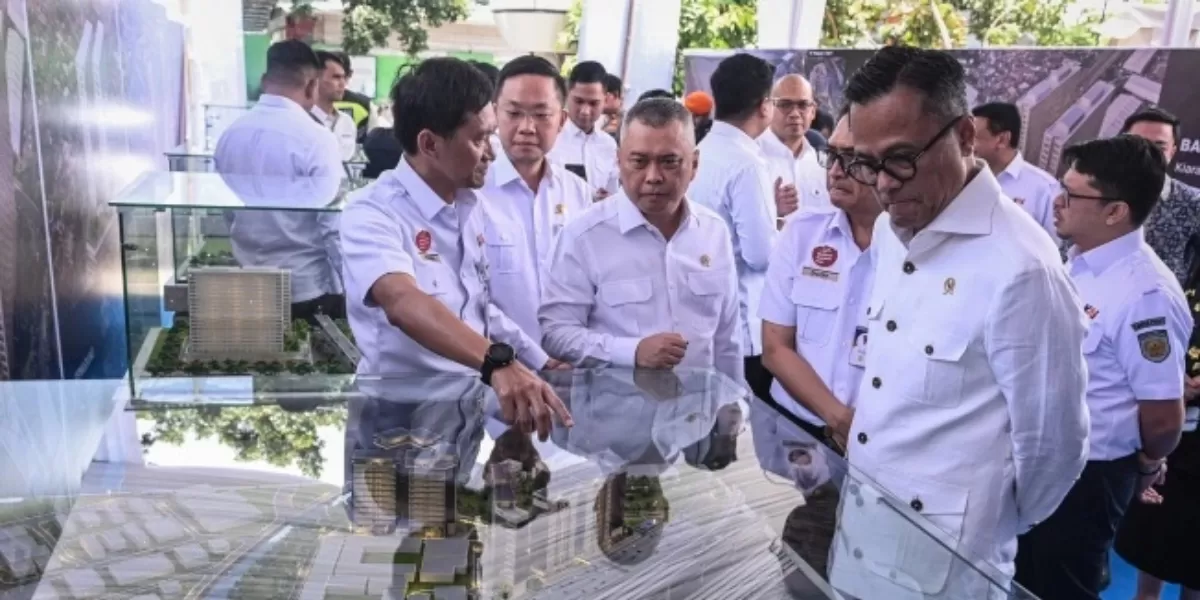 Menhub Dudy Purwagandhi, Kepala BP BUMN Dony Oskaria, dan Dirut PT KAI Bobby Rasyidin. (Antara)