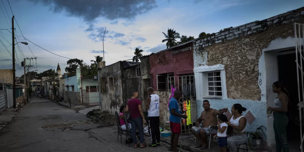 Masyarakat mengobrol di luar rumah selama pemadaman listrik, Havana, Kuba, 10 November 2024. (Getty Images/Yander Zamora/Anadolu)