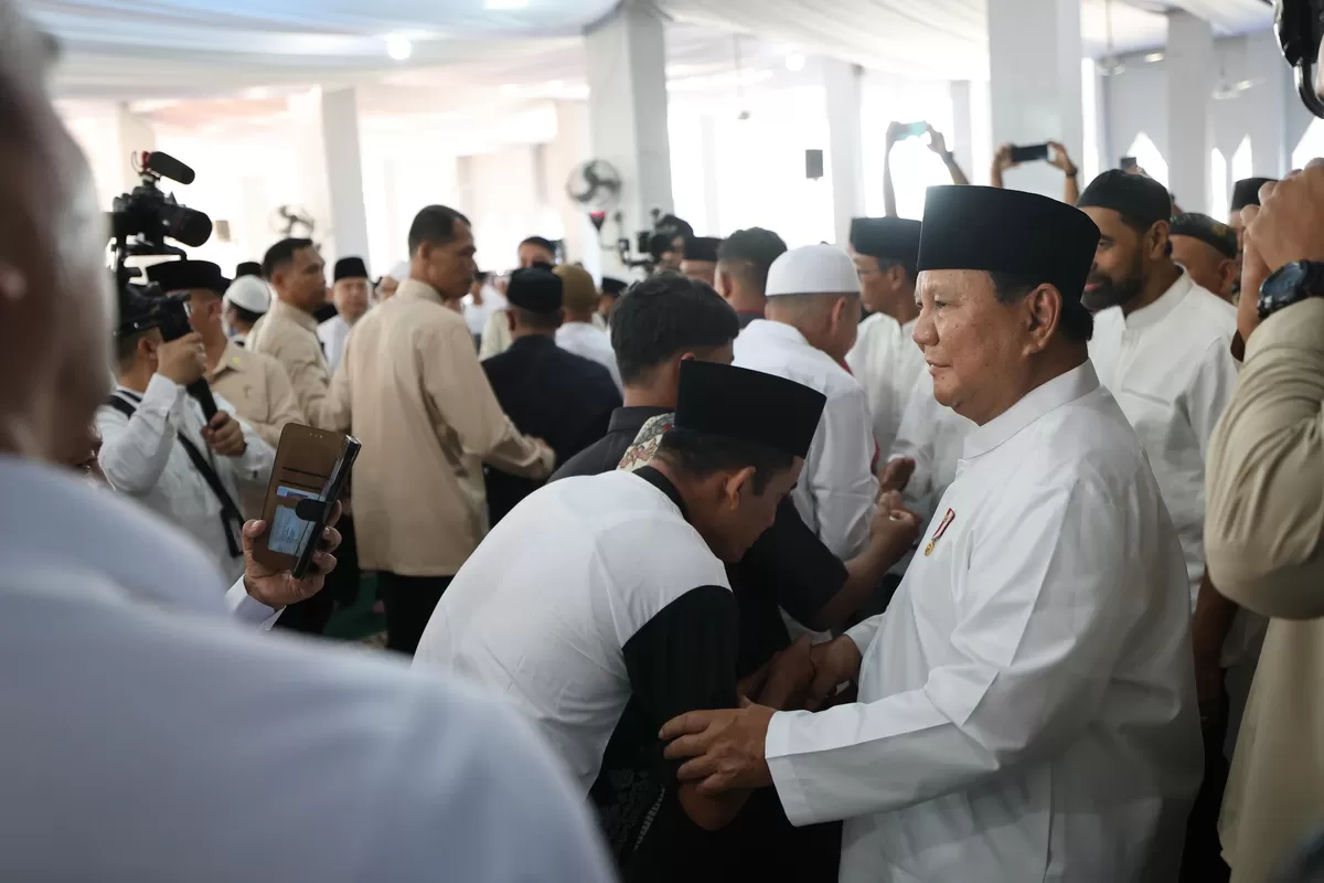 Jemaah salat id berbaris untuk bersalaman dengan Prabowo di Aceh Tamiang. (Bakom RI)
