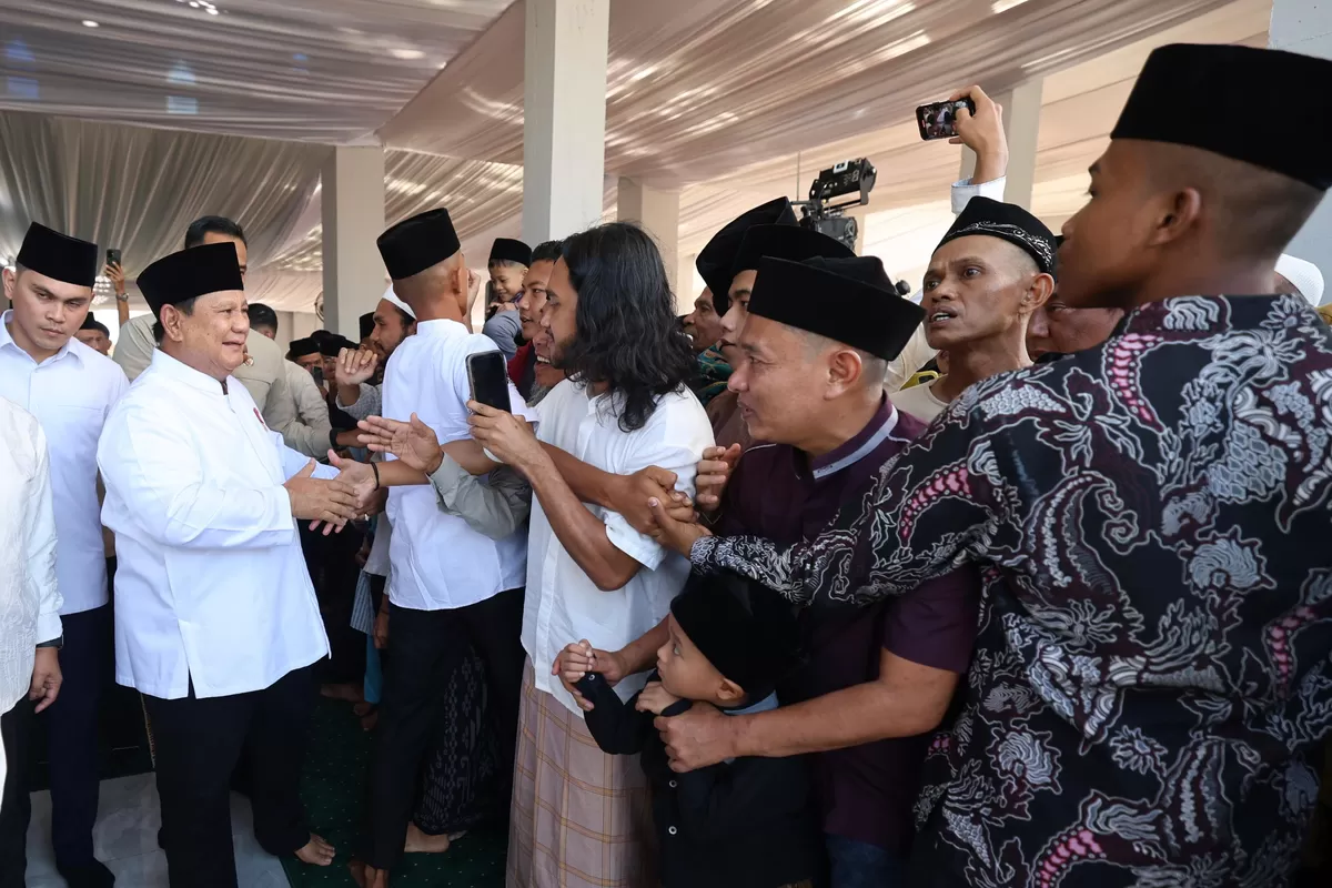 Prabowo tunaikan salat Idulfitri 1447 H di halaman Masjid Darussalam, Aceh Tamiang. (Bakom RI)