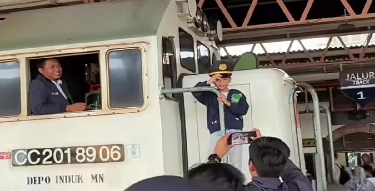 Momen viral anak kecil yang berfoto di lokomotif kereta api (Instagram/fuadihassan)
