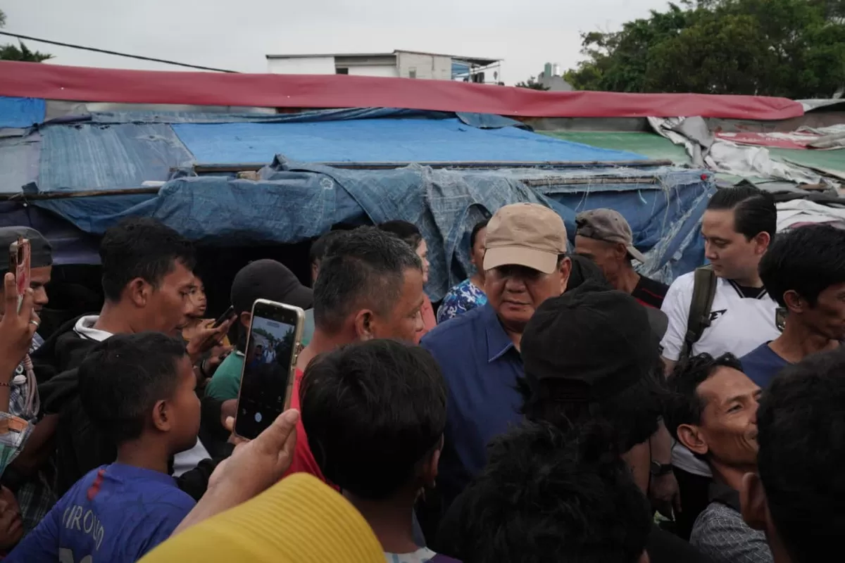 Prabowo sambangi kawasan permukiman bantaran rel kereta api di Senen, Jakarta Pusat. (Press Release Bakom RI)