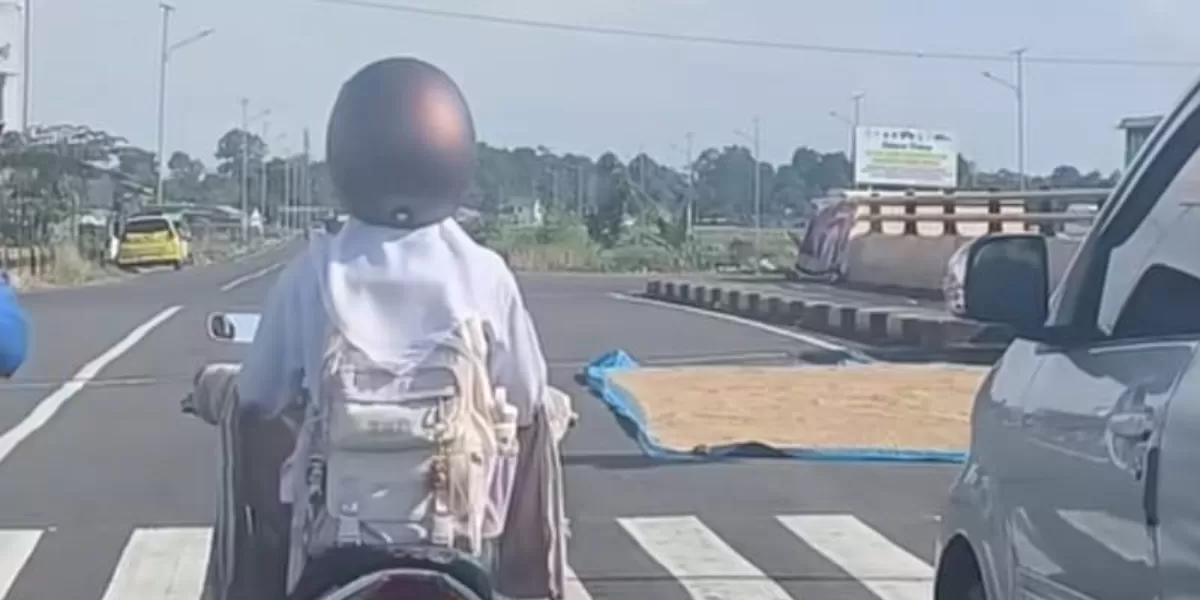 Viral gabah dijemur di ruas jalan di Maros, Sulawesi Selatan. (Instagram/@abdulgf.agc)