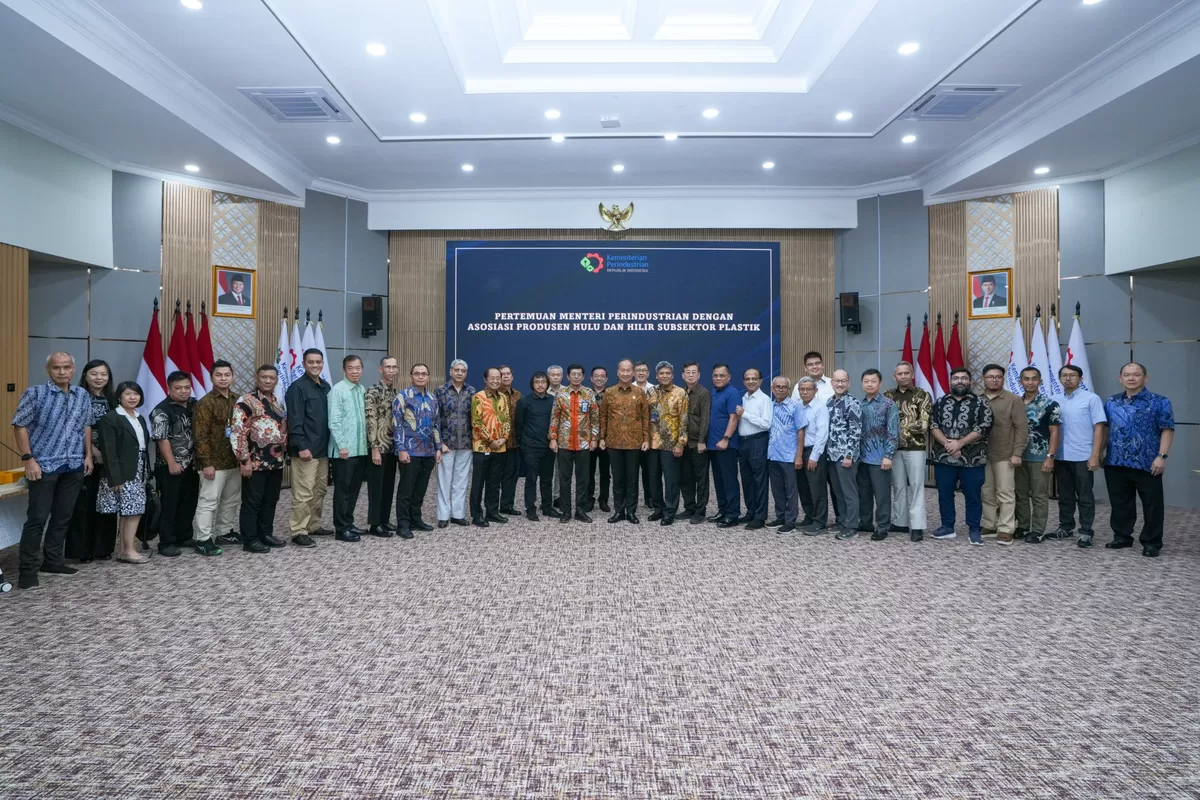 Pertemuan Kemenperin, pelaku industri hulu petrokimia, industri antara, industri hilir, dan industri daur ulang plastik. (Dok. Promedia)