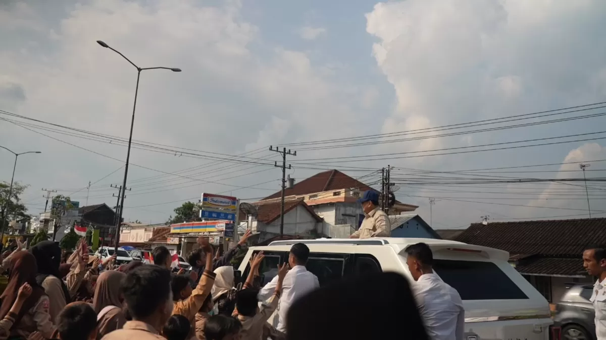 Warga antusias menyambut kedatangan Prabowo. (Press Release Badan Komunikasi Pemerintah (Bakom) RI)