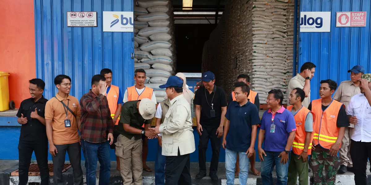 Prabowo melaksanakan sidak ke Gudang Bulog Danurejo. (Press Release Badan Komunikasi Pemerintah (Bakom) RI)