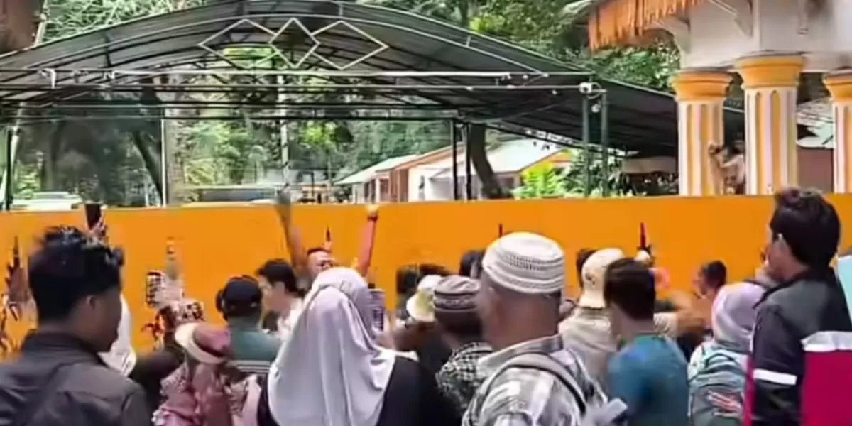 Aksi massa di Kantor Bupati Langkat yang sempat memanas sebelum bertemu dengan Bupati Syah Afandin. (Instagram/seputaran.binjai)