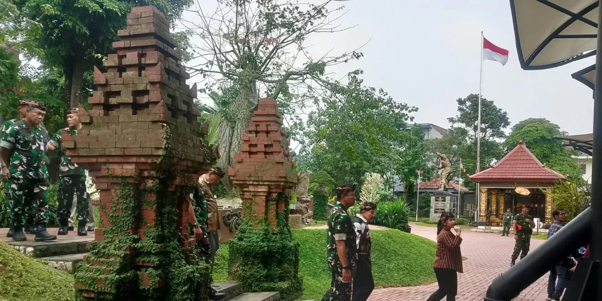 KASAU Marsekal TNI Mohamad Tonny Harjono beriringan dengan Jenderal TNI (Purn) AM Hendropriyono melakukan tur di Kraton Majapahit Jakarta. (Senayan Post)