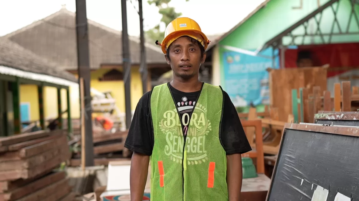 Revitalisasi SMPN 3 Jiken oleh pemerintah buka lapangan kerja bagi warga, hidupkan ekonomi keluarga. (Press Release Badan Komunikasi Pemerintah (Bakom) RI)