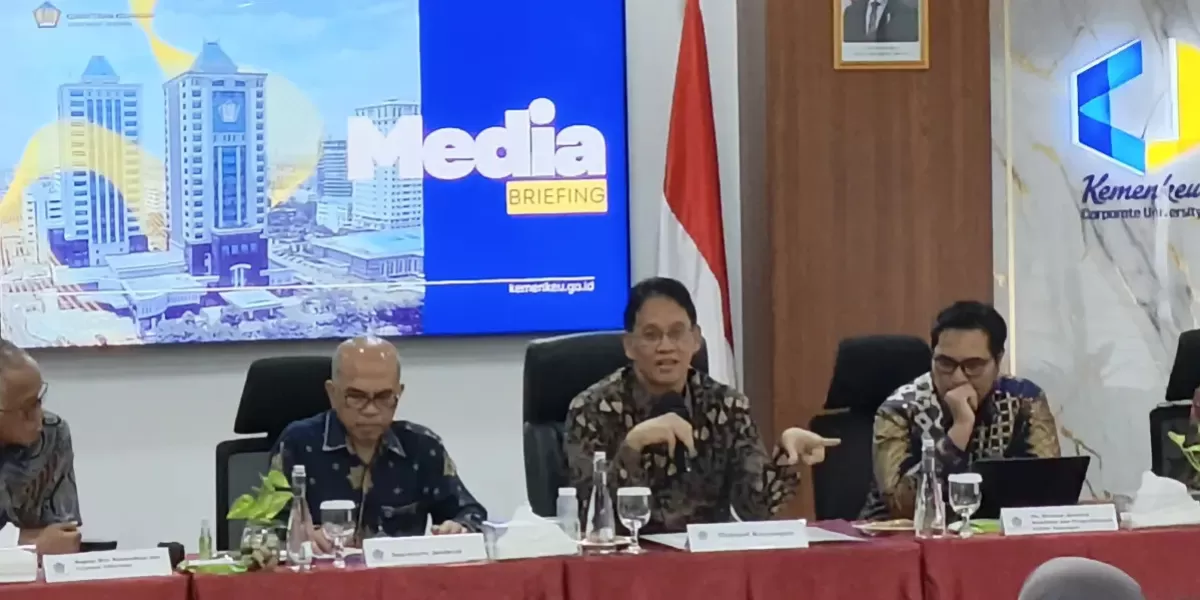 Menkeu Purbaya Yudhi Sadewa saat media briefing di BKPP jakarta selatan pada Jumat. (Dimas Choirul/JawaPos.com)