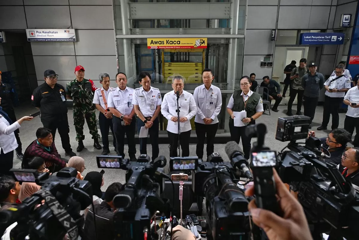 Menteri Perhubungan, Dudy Purwagandhi dan Direktur Utama KAI, Bobby Rasyidin di Stasiun Bekasi Timur. (Press Release Badan Komunikasi Pemerintah (Bakom) RI)