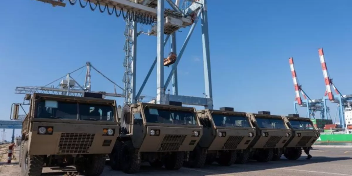Kendaraan militer buatan AS sedang dibongkar di pelabuhan Israel. (Kementerian Pertahanan Israel)