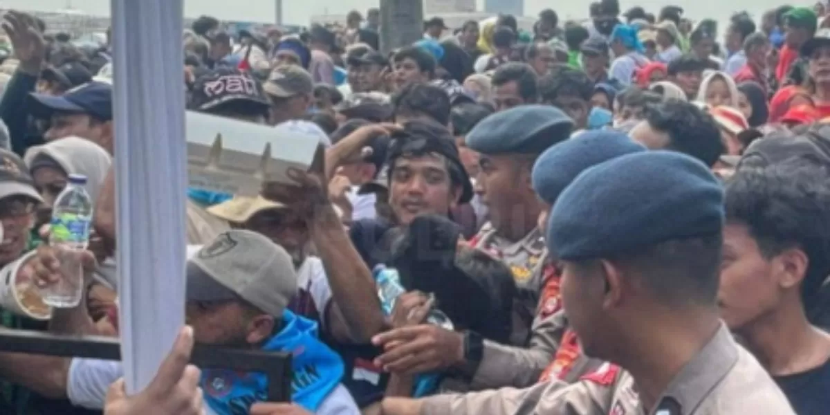 Polisi ungkap temuan uang Rp10 juta dan 1.000 rial Yaman saat aksi demo buruh berlangsung di depan Gedung DPR RI. (Instagram.com/@divisihumaspolri)