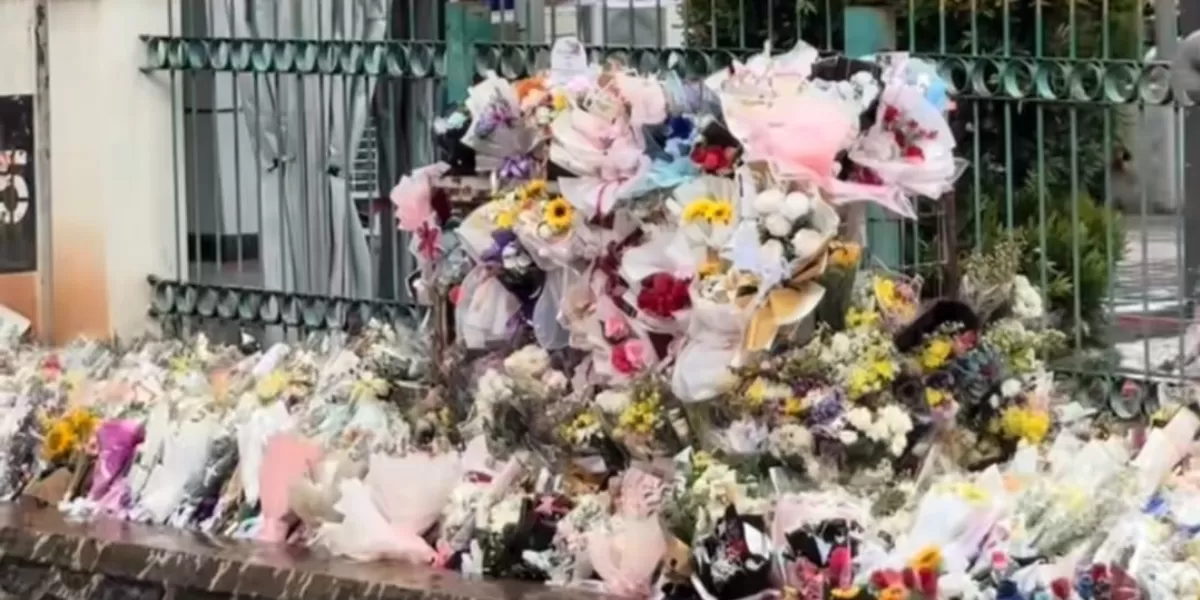 Ratusan buket bunga di Stasiun Bekasi Timur untuk penghormatan pada korban kecelakaan KRL dengan Argo Bromo Anggrek. (TikTok/ceritabekasi_)