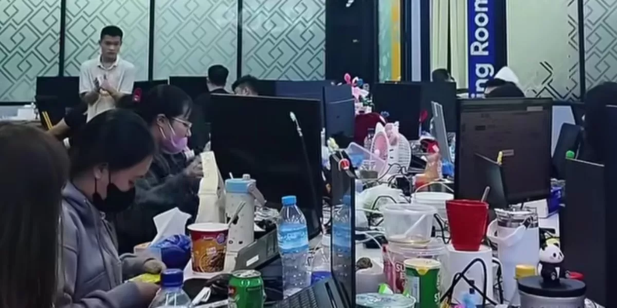 Penggerebekan 320 WNA dan satu WNI yang operasikan judol jaringan internasional di Jakbar. (Instagram/dittipidum_bareskrim)