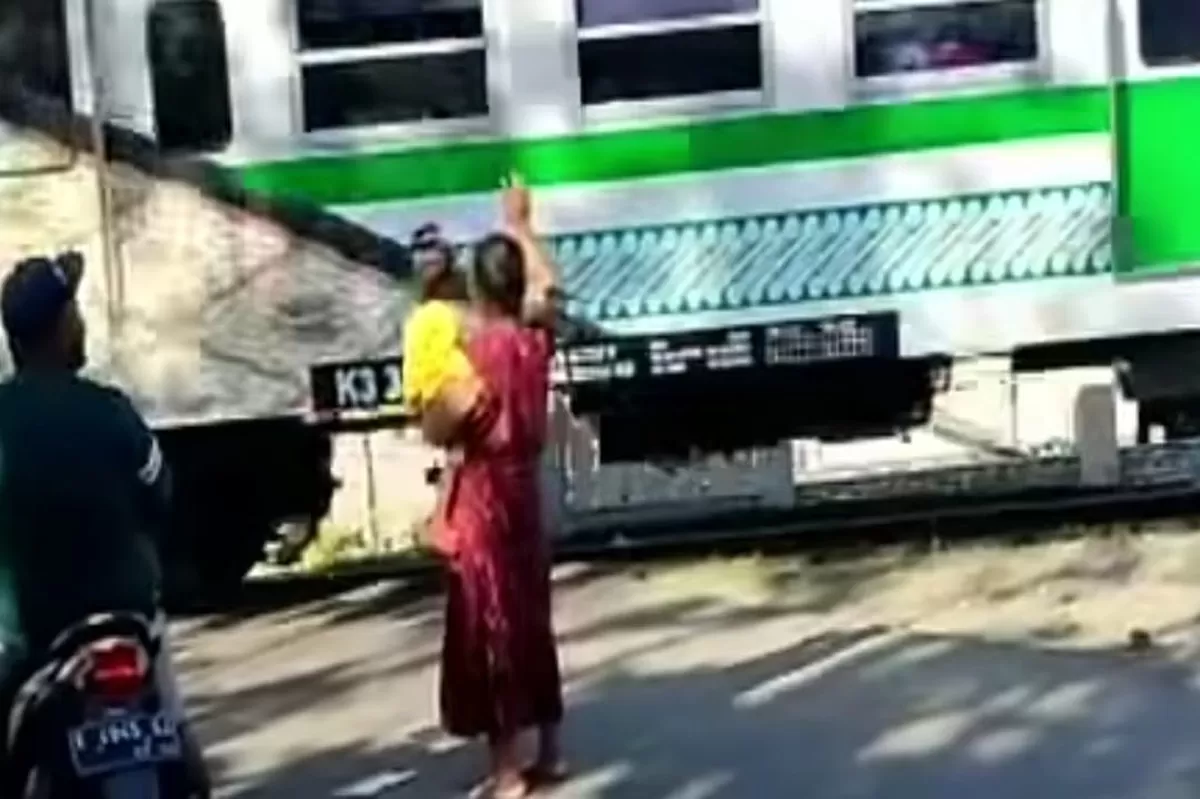 Viral video ibu-ibu di Wonogiri jadi relawan hentikan pengendara saat kereta akan melintas di perlintasan tanpa palang pintu (Instagram/yesstory01)