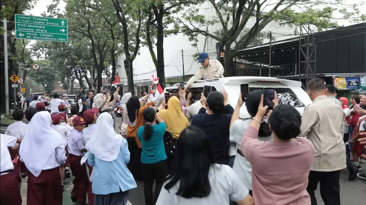 Warga dan siswa SD antusias sambut Presiden Prabowo di Bandung. (Dok. Promedia)