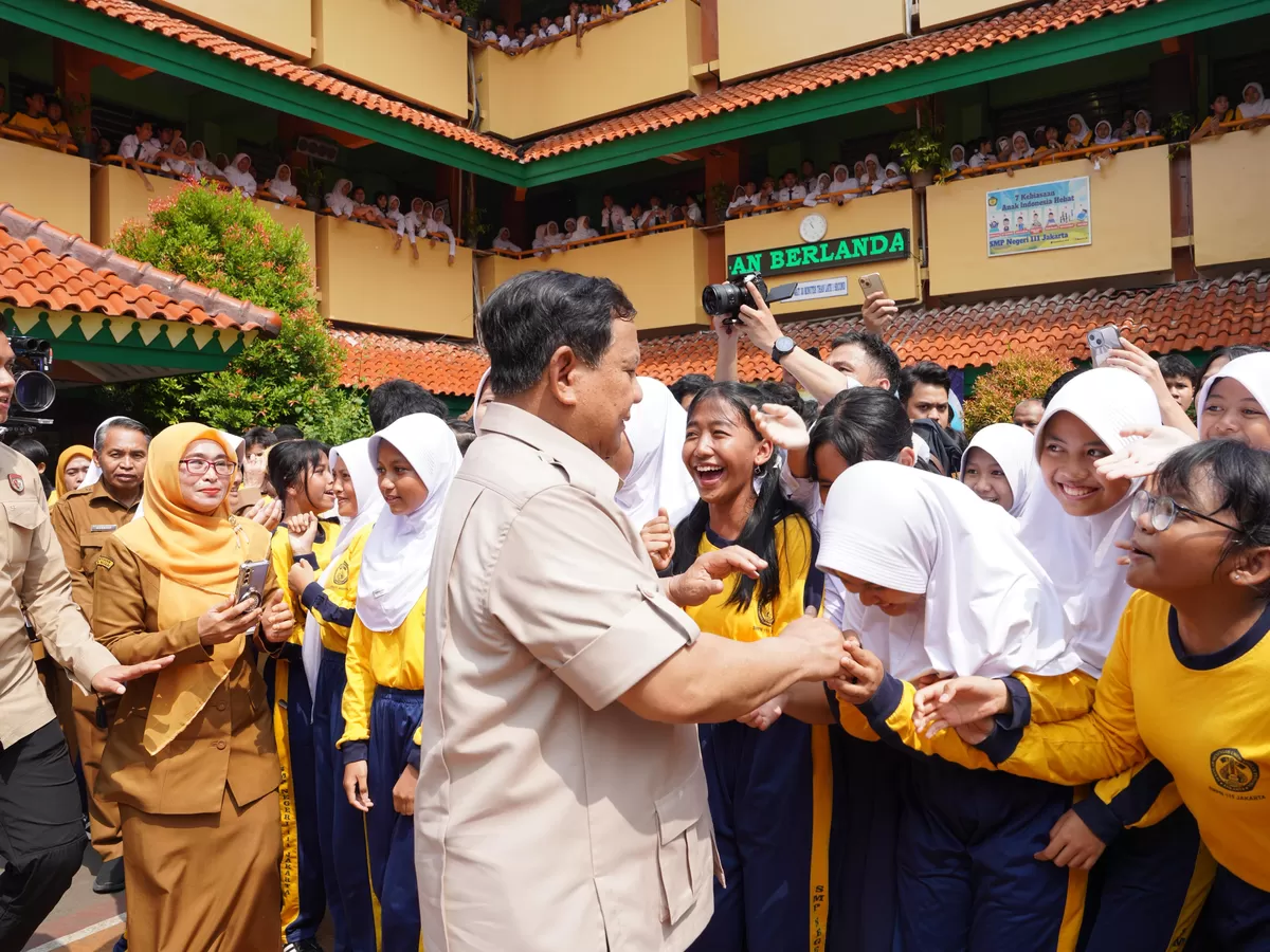 Guru dan siswa SMP Negeri 111 Jakarta sambut Prabowo. (Press Release Badan Komunikasi Pemerintah (Bakom) RI)
