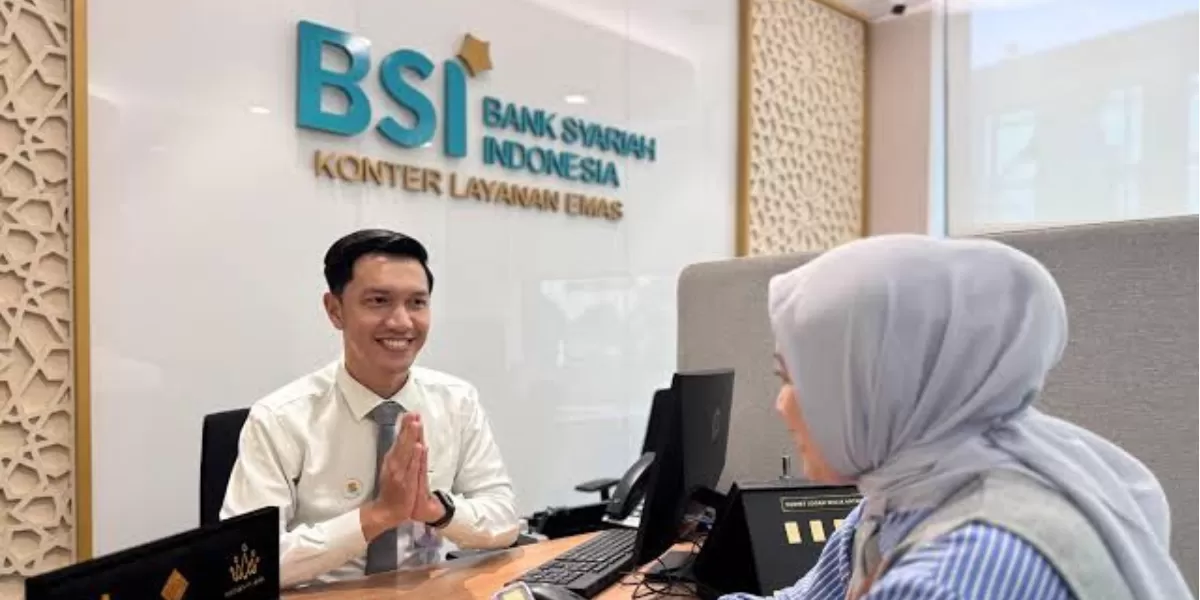 Petugas melayani nasabah di kantor PT Bank Syariah Indonesia (BSI). (BSI)