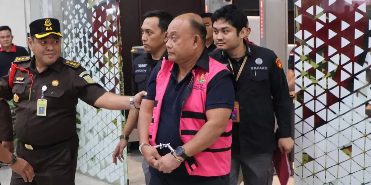 Dadan Hindayana digiring ke mobil tahanan. (Kejagung RI)