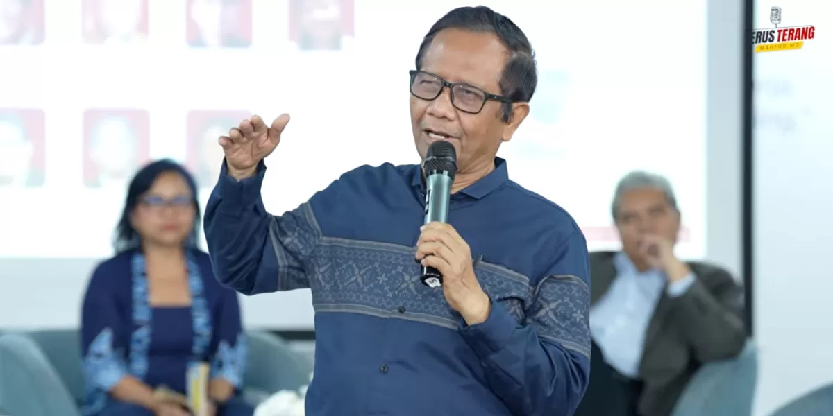 Mantan Menko Polhukam Mahfud MD ingatkan publik soal pengadaan IT Rp1,2 triliun usai tiga mantan petinggi BGN jadi tersangka korupsi MBG. (Tangkapan layar YouTube Mahfud MD Official)