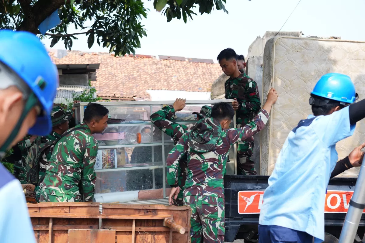 TNI Angkatan Darat (AD) melakukan penertiban rumah dinas di atas tanah aset negara pada kawasan Lenteng Agung, Jakarta Selatan. (Dok. Promedia)