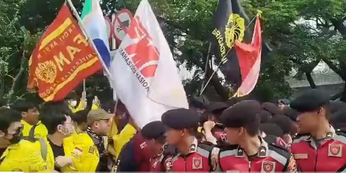 BEM UI sampaikan lima tuntutan dalam aksi demo yang berlangsung hari ini, mulai dari hentikan program MBG hingga Prabowo akui kesalahan. (X.com/@netizenledger)