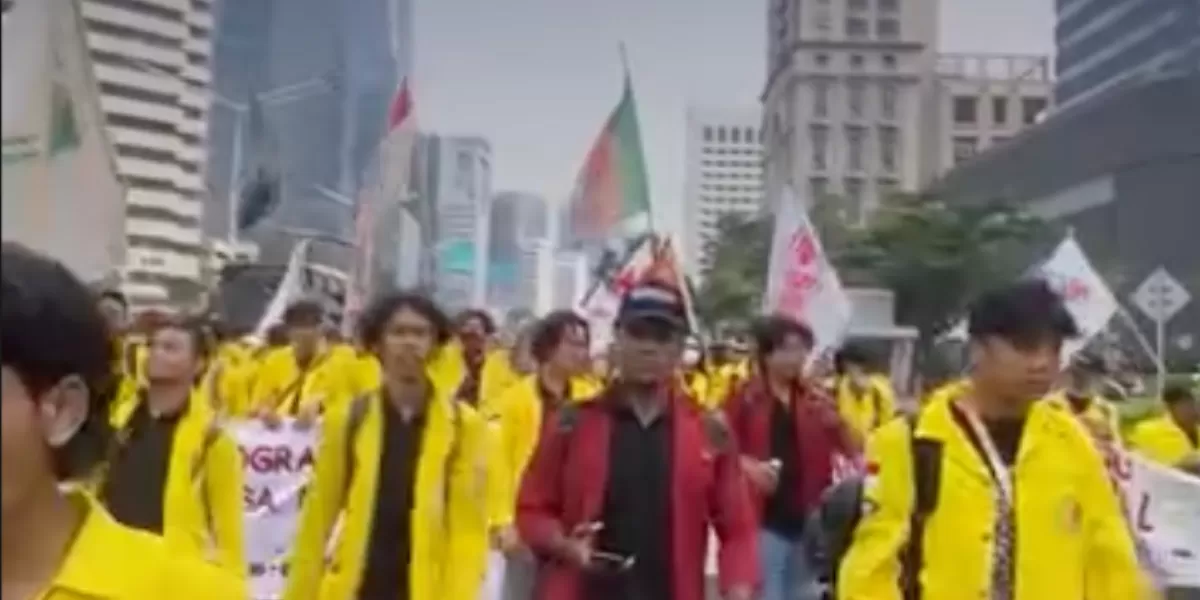 Terpantau aksi demo mahasiswa tertahan di MH Thamrin, aparat keamanan tolak orasi berlangsung di Bundaran HI Jakarta. (Instagram.com/@bemui_official)