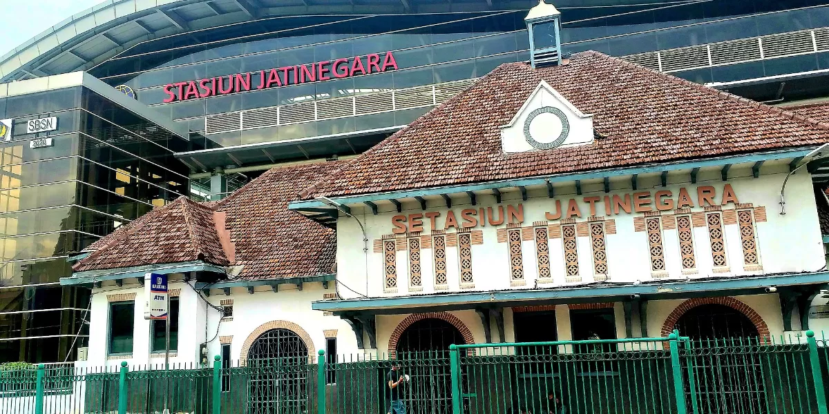 Ada aksi demo BEM UI di Jakarta, PT KAI tambah pemberhentian kereta jarak jauh di Stasiun Jatinegara belum lama ini. (Herryz)