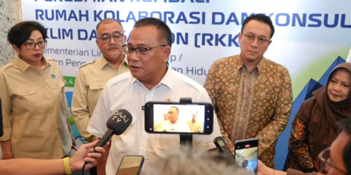 Menteri Lingkungan Hidup Jumhur Hidayat ungkap penanganan kebakaran TPA Jatiwaringin yang telah berlangsung beberapa hari. (Instagram.com/@kemenlh_bplh)