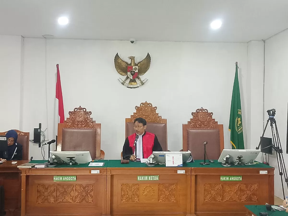 Hakim Tunggal Pengadilan Negeri (PN) Jakarta Selatan, I Ketut Darpawan membacakan putusan praperadilan Asrul Azis Taba di Pengadilan Negeri Jakarta Selatan pada Senin, (6/7/26). (Senayan Post)