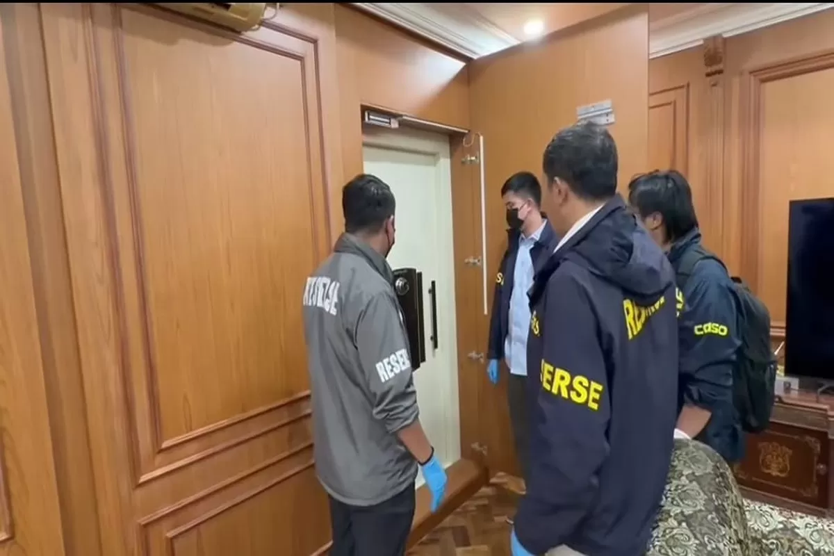 Pintu brankas yang ditemukan di rumah mewah kawasan Sentul terkait penggeledahan Jampidsus Febrie Adriansyah (Thread/islah_bahrawi)