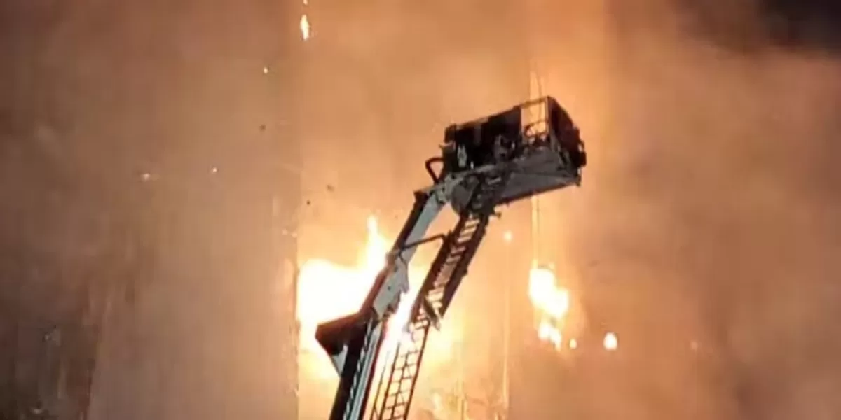 Proses pemadaman Gedung Bapenda DKI Jakarta saat kebakaran pada Jumat, (7/8/26). (Threads/trippynout)