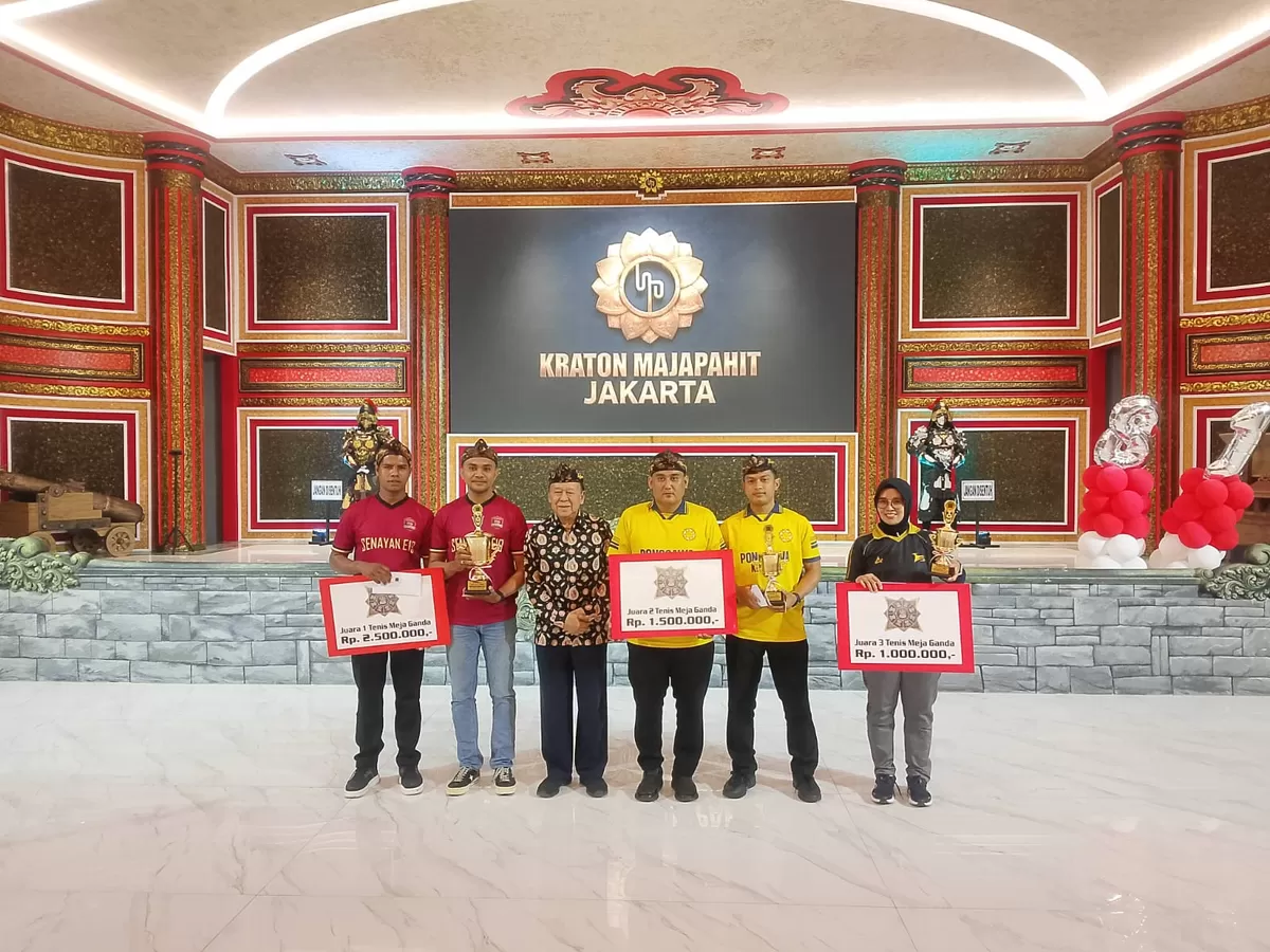 Penyerahan hadiah lomba tenis meja ganda dan berbagai cabang lomba lainnya pada Senin (17/8/26). (Senayan Post)